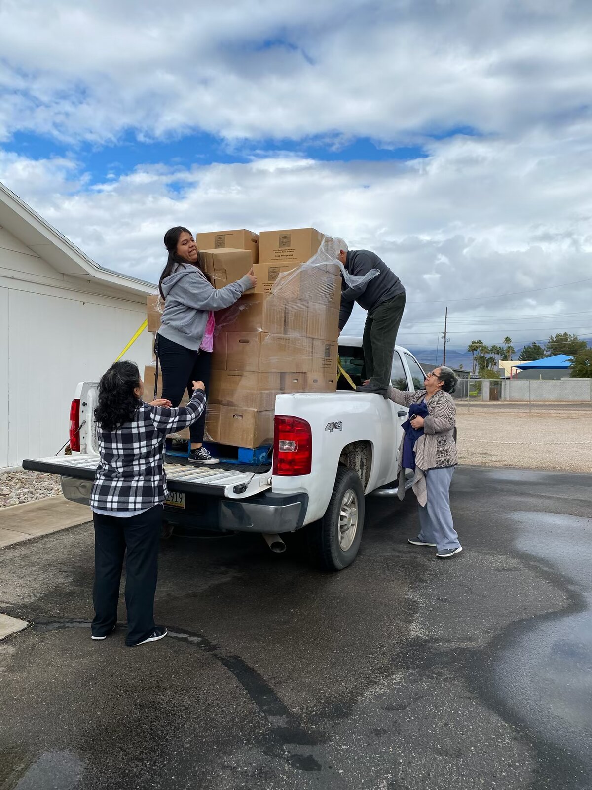 Familias recibiendo cajas de comida
