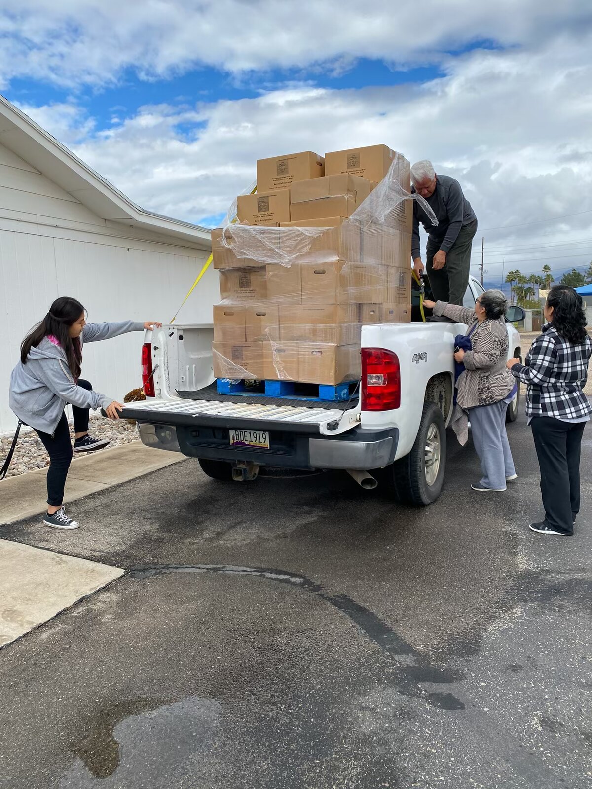 Servicio comunitario repartiendo alimentos
