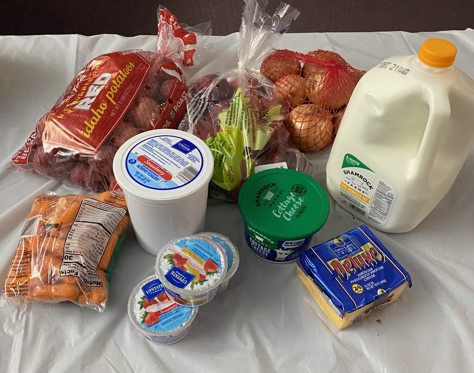 Cajas de comida preparadas para la comunidad