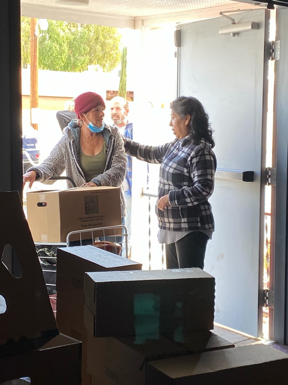 Distribución de cajas de comida en la iglesia