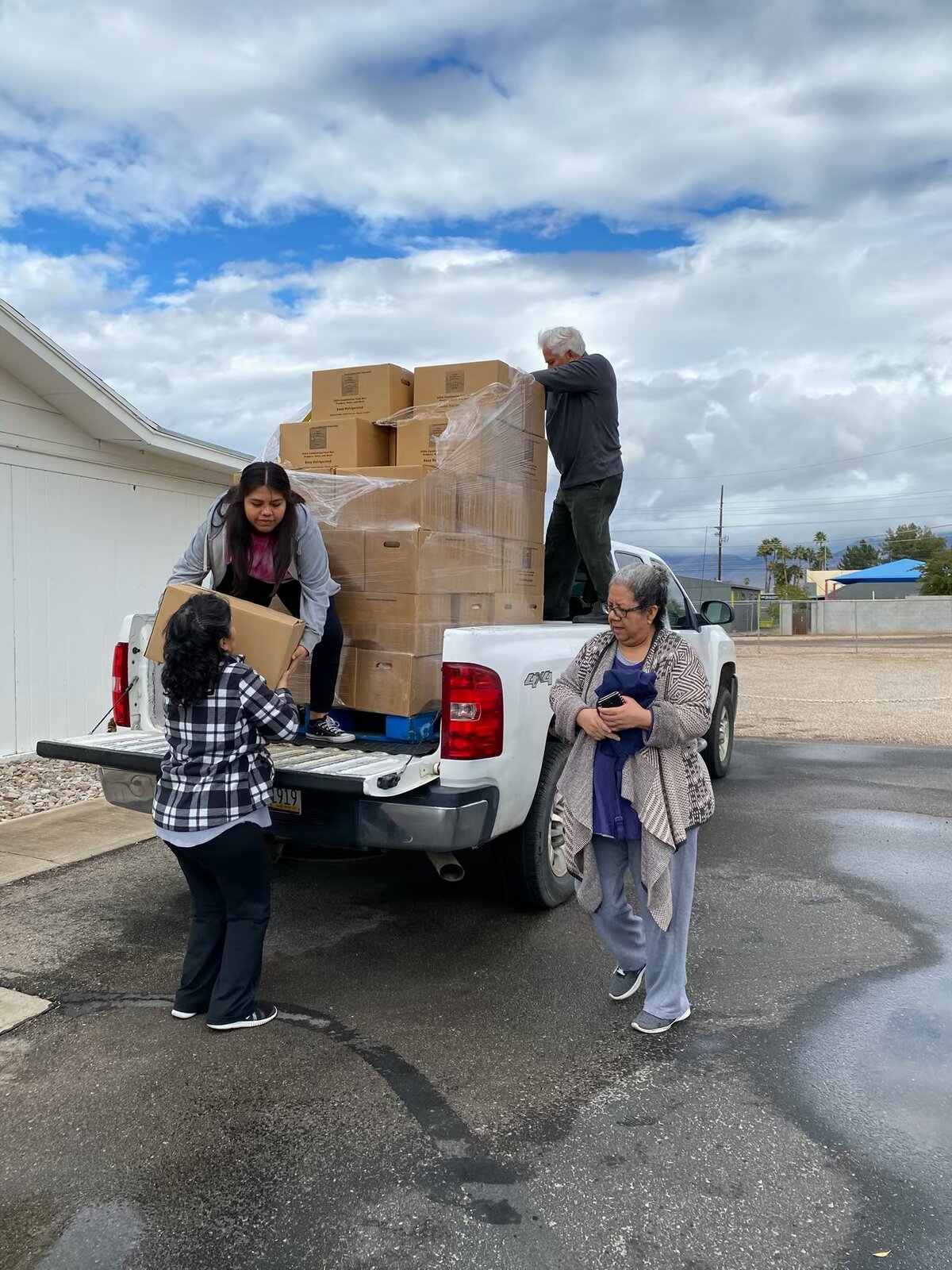 Voluntarios cargando cajas de comida