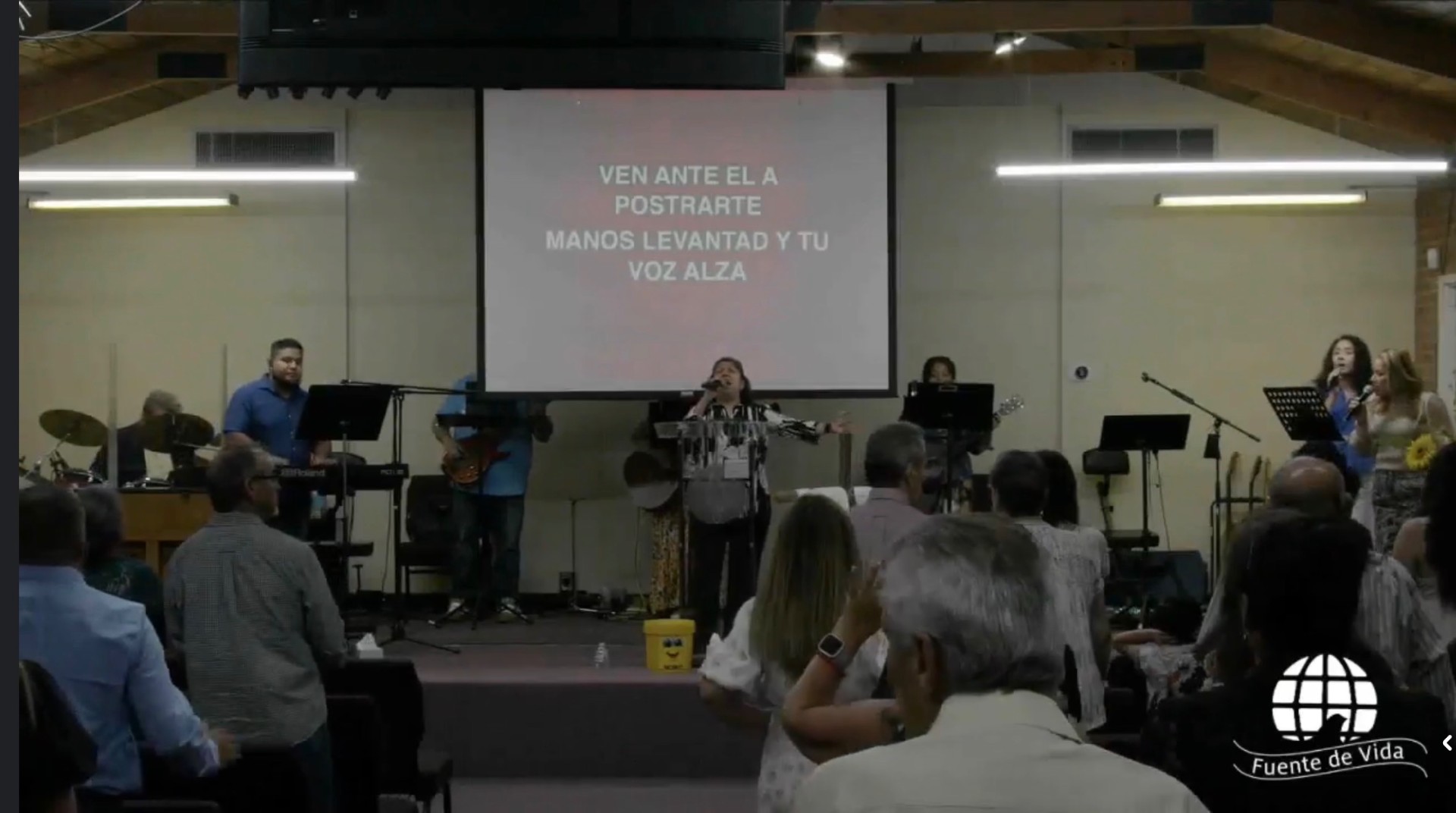 Congregación adorando en Iglesia Fuente de Vida